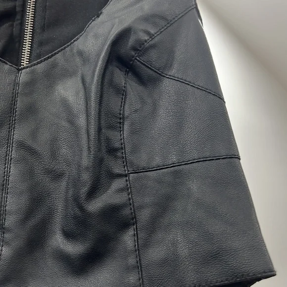 New Look Faux leather Sleeveless crop top - Picture 3 of 5